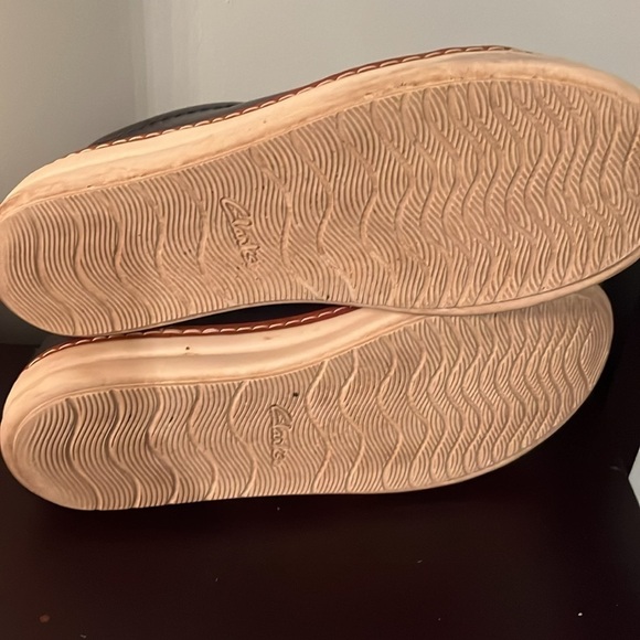 Women’s Navy, white trim and laces Unstructured Clark’s leather shoes, size 6​ - Picture 5 of 6